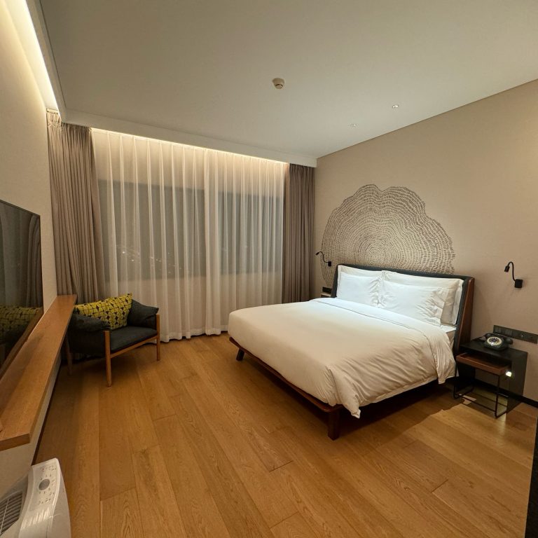 Iconic Grace: Sunset Tower’s Masterclass in Effortless Glamour